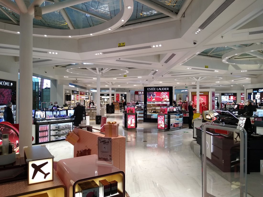 2020.03.25 Nearly_empty_duty-free_shop_at_PEK_amid_the_COVID-19_pandemic
